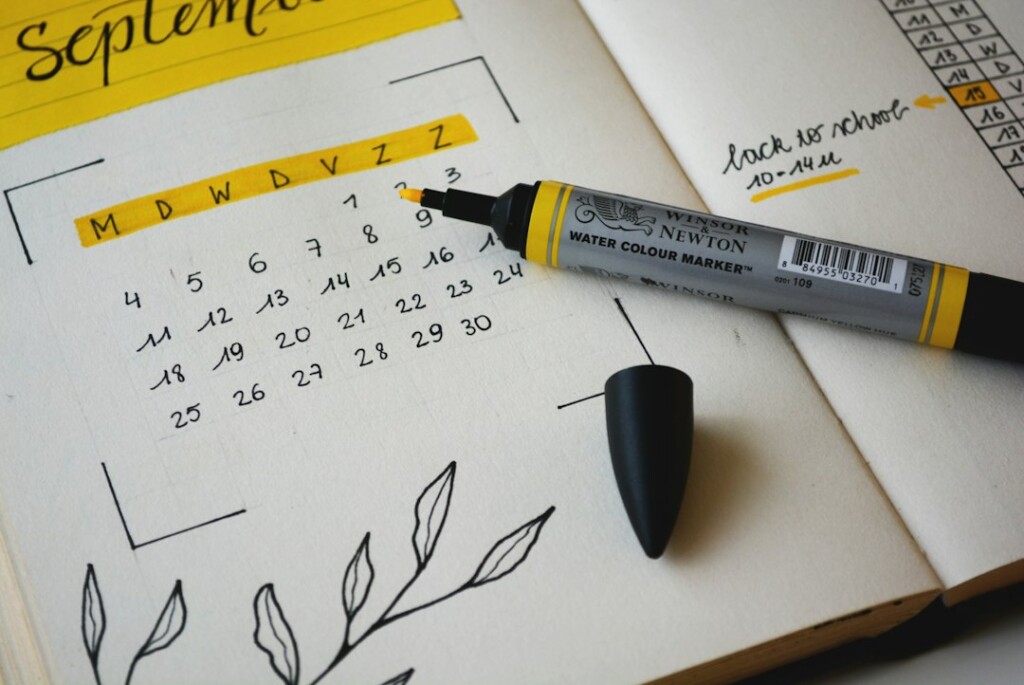 予定を書き込むノートとペンのイメージ
